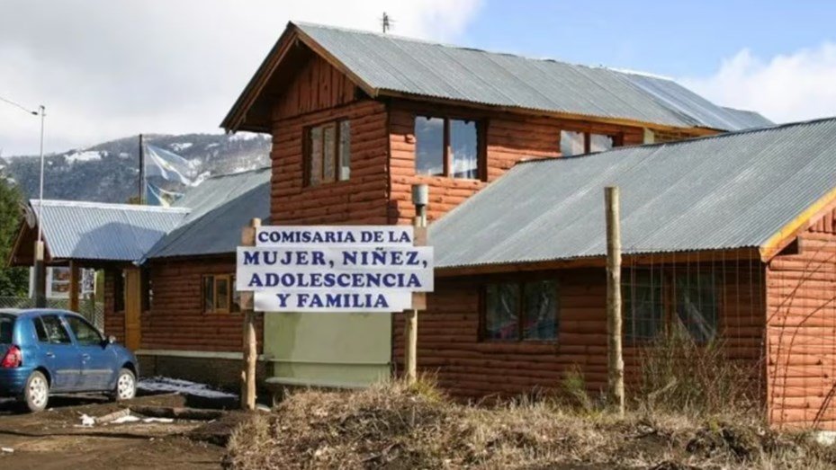 Horror en San Martín de los Andes: la secuestró, la violó y la tiró por la escalera comisaria