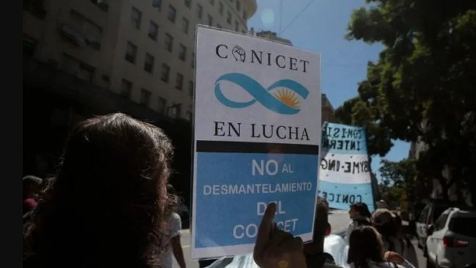 En medio del furor por el streaming, trabajadores del CONICET paran 48 horas con acampe por el ajuste conicet