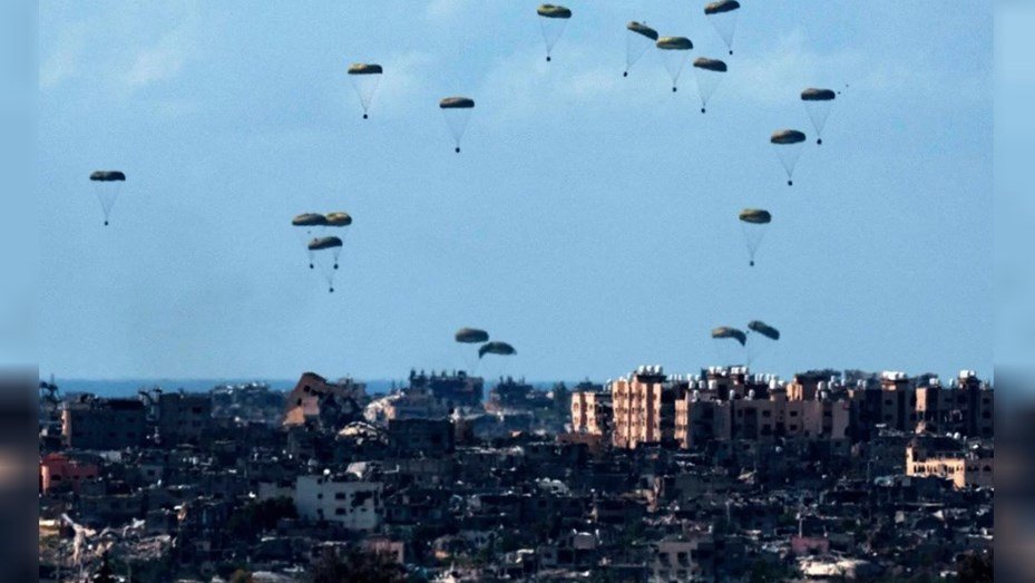 Cinco países enviaron paquetes de ayuda desde el aire en Gaza mientras se agrava la hambruna lanzan