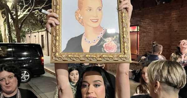 Katy Perry volvió al país y mostró un cuadro de Evita 68beb6c5482ad 600 315