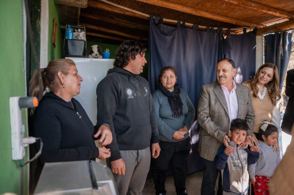 La Provincia lleva luz y esperanza a las familias del Paraje El Saladillo con una obra clave WhatsApp Image 2025 09 08 at 4.27.55 PM