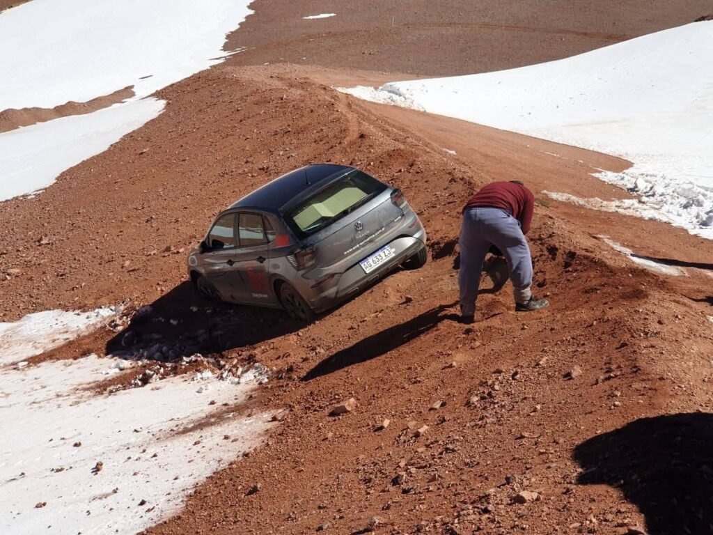 Rescataron a turista que quedó varado con su vehículo en Laguna Brava WhatsApp Image 2025 09 10 at 6.35.04 PM