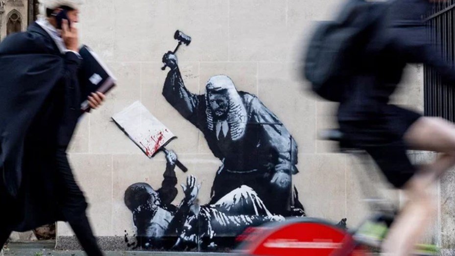 El artista callejero Banksy sacude Londres con un desafiante mural en los Tribunales Reales banksy