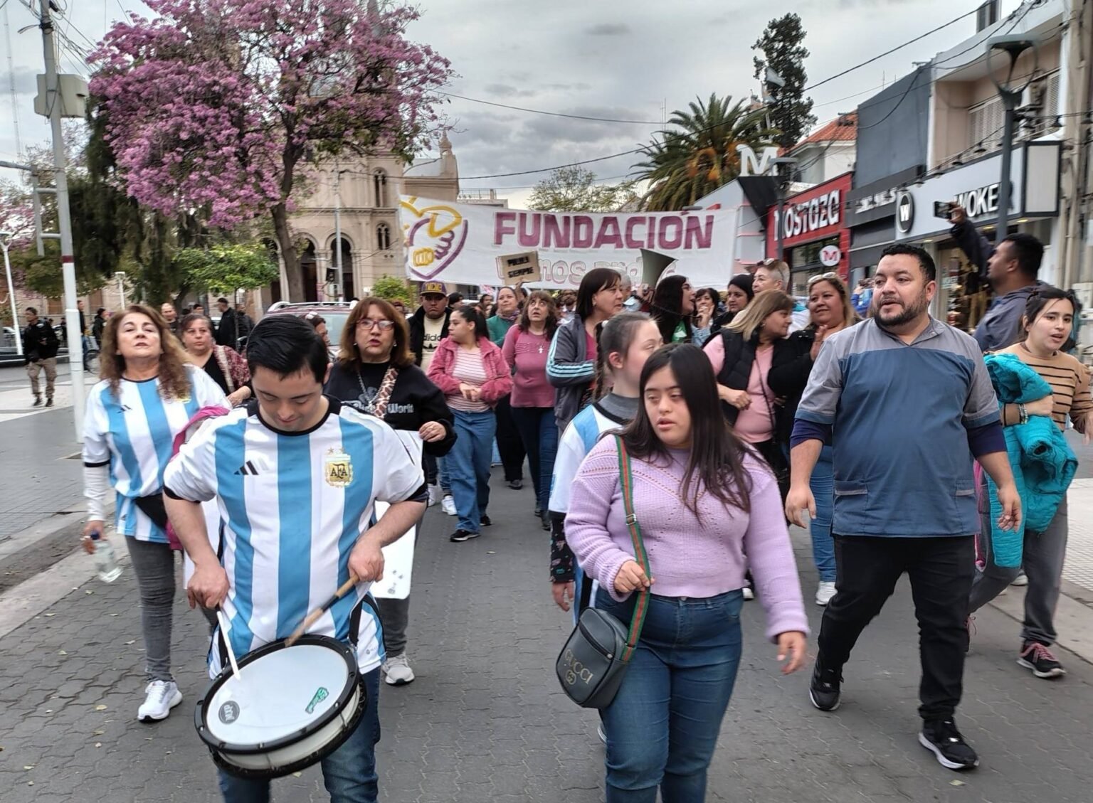 La Rioja realizó otra masiva marcha contra «el ajuste de la maldad» de Milei marcha discapacidad