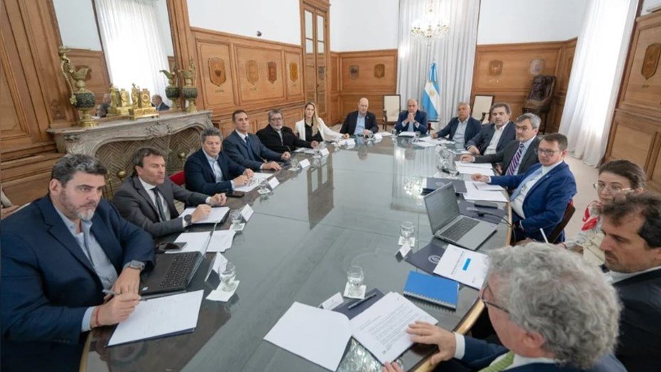 Francos encabezó una nueva reunión del Consejo de Mayo con eje en la reforma fiscal mesa mayo1