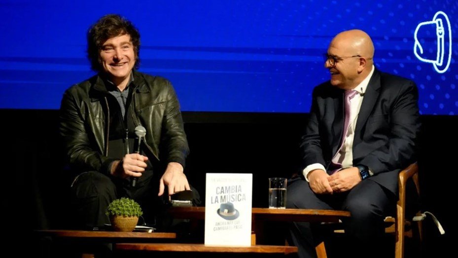 Milei: «Espero que en octubre los argentinos elijan no volver al pasado» milei libro 1