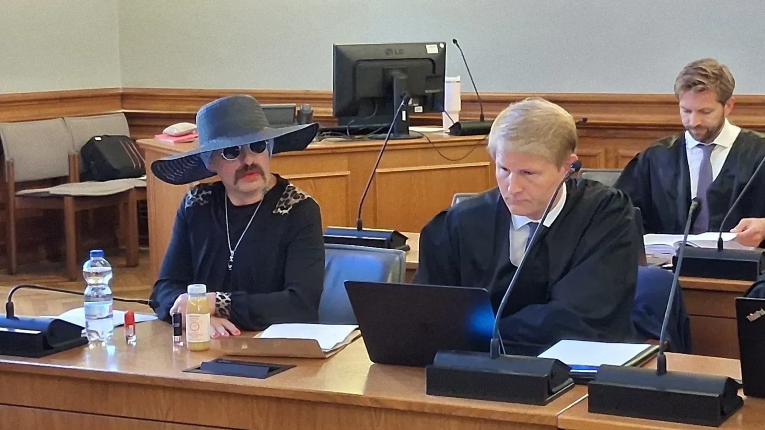 Neonazi que cambió de género debe cumplir condena en la cárcel de Chemnitz mit schnaeuzer hut und lackierten fingernaegeln marla svenja liebich auf der anklagebank in leipzig