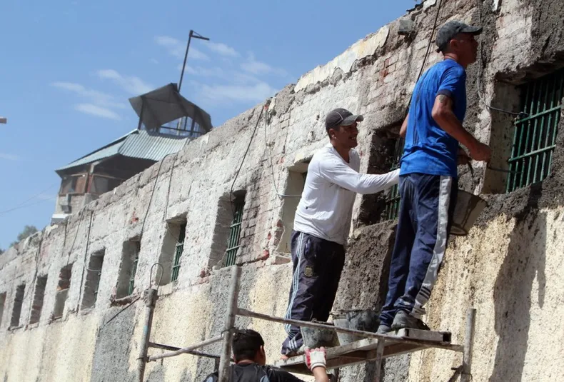 Los internos de cárceles federales estarán obligados a tareas de limpieza presos trabajando carcel penitenciaria