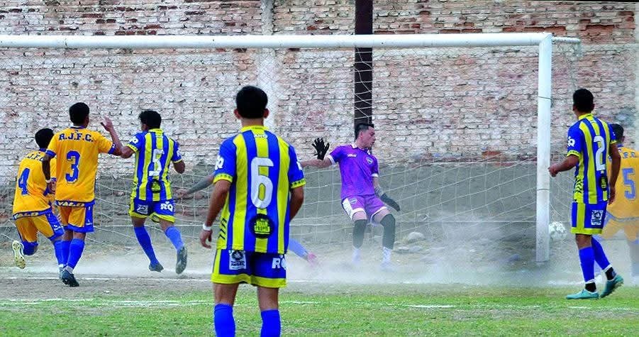Fútbol riojano: Defensores aprovechó su momento y debutó con triunfo en el Regional 565066322 1337465848392122 4605965425746392410 n