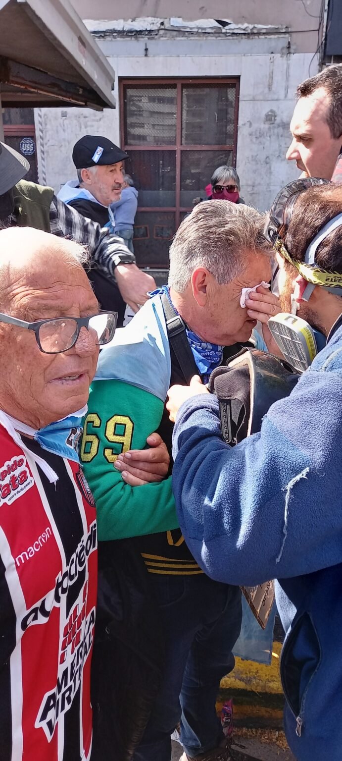 Otra vez gases y represión contra los jubilados en el Congreso 571239399 1231877978972559 1004509486689815414 n