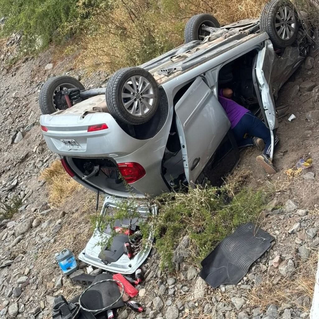 Dos personas resultaron ilesas tras un espectacular vuelco en zona de Malanzán FB IMG 1761599146730