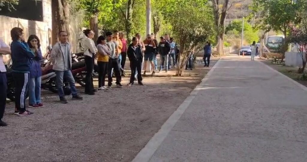 La jornada electoral comenzó con demoras por la ausencia de autoridades de mesa IMG 20251026 WA0045