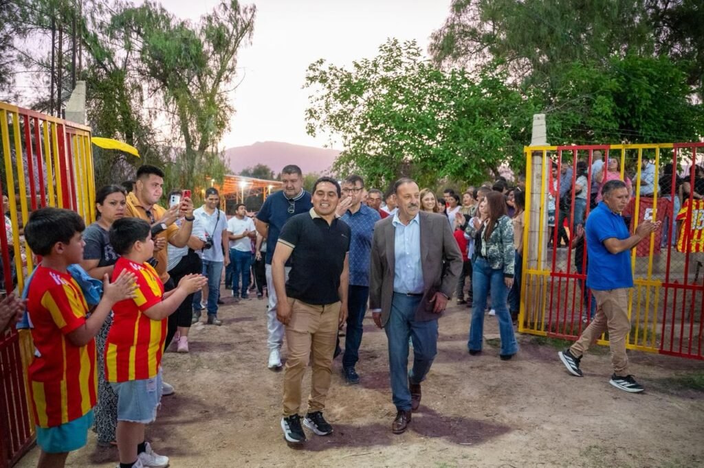 El Gobierno provincial refuerza su apoyo al deporte con la inauguración de luminarias en clubes de Chilecito WhatsApp Image 2025 10 14 at 12.15.11 PM 1