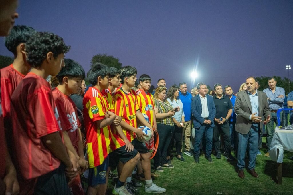 El Gobierno provincial refuerza su apoyo al deporte con la inauguración de luminarias en clubes de Chilecito 1 WhatsApp Image 2025 10 14 at 12.15.11 PM