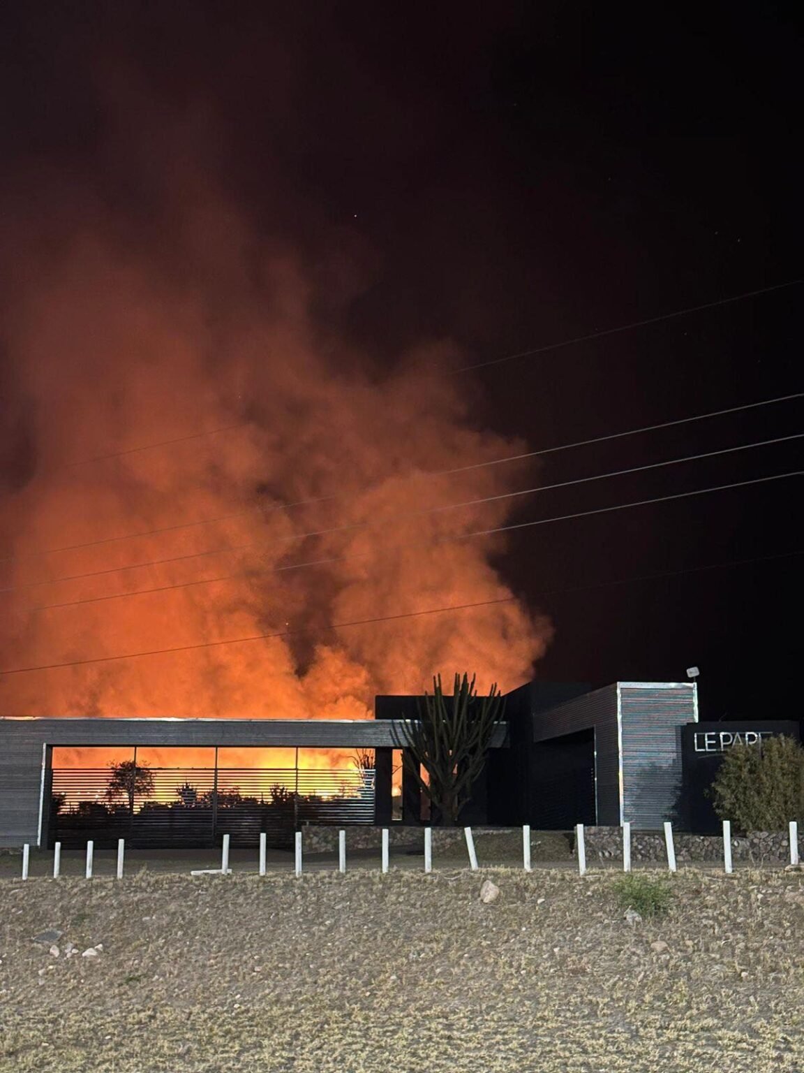 Voraz incendio fue controlado en la zona del Parque de la Ciudad WhatsApp Image 2025 10 21 at 7.31.33 AM