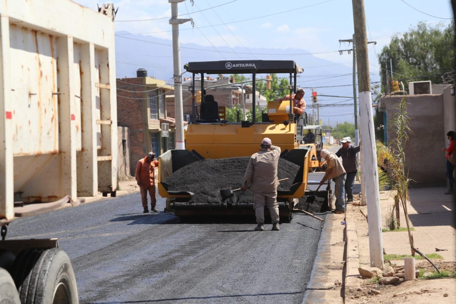 Finalizan la obra de asfaltado en calle Chacho Peñaloza, que garantizará un mejor acceso al Hospital de la Madre y el Niño WhatsApp Image 2025 10 22 at 2.36.47 PM