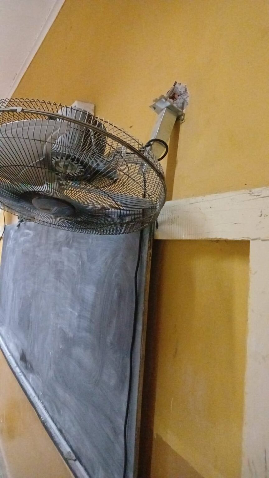 Desde Educación acusan a personas no identificadas detrás de roturas en la Escuela de Catuna WhatsApp Image 2025 10 28 at 12.15.05 PM 1