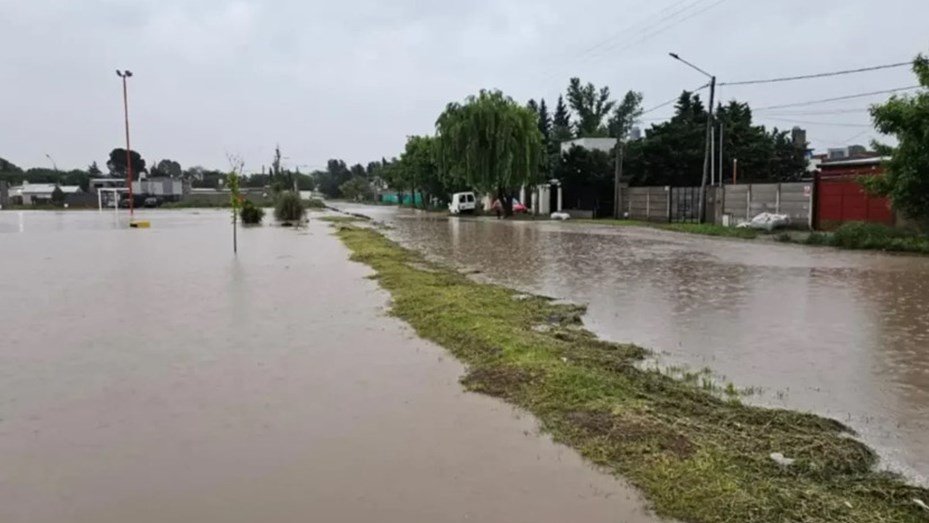 Temporal en Bahía Blanca: anegamiento de calles y alertatras más de 40 milímetros de agua caída bblanca