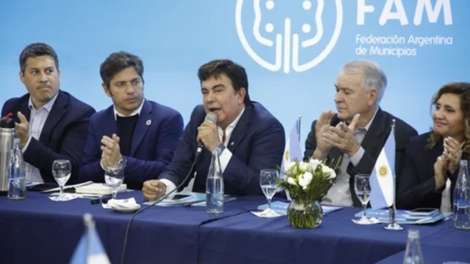 Más de 500 intendentes le exigieron a Milei un cambio de rumbo económico intendentes