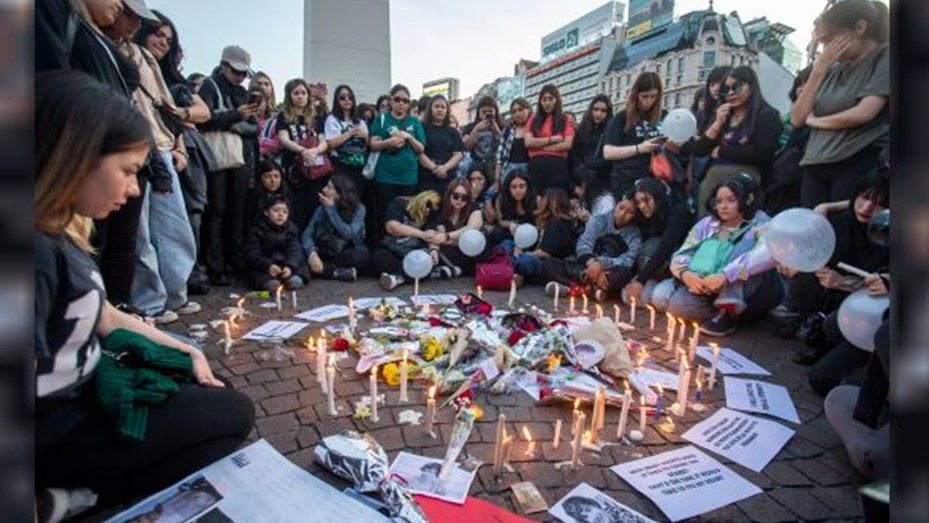 A un año de la muerte de Liam Payne, fanáticas encendieron velas en su memoria, hubo testimonios y lágrimas liam obelisco