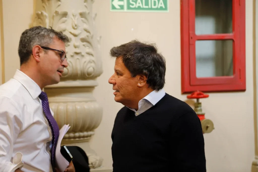 Una agencia de noticias retrató el cruce entre Menem y Manes 2 menem manes si