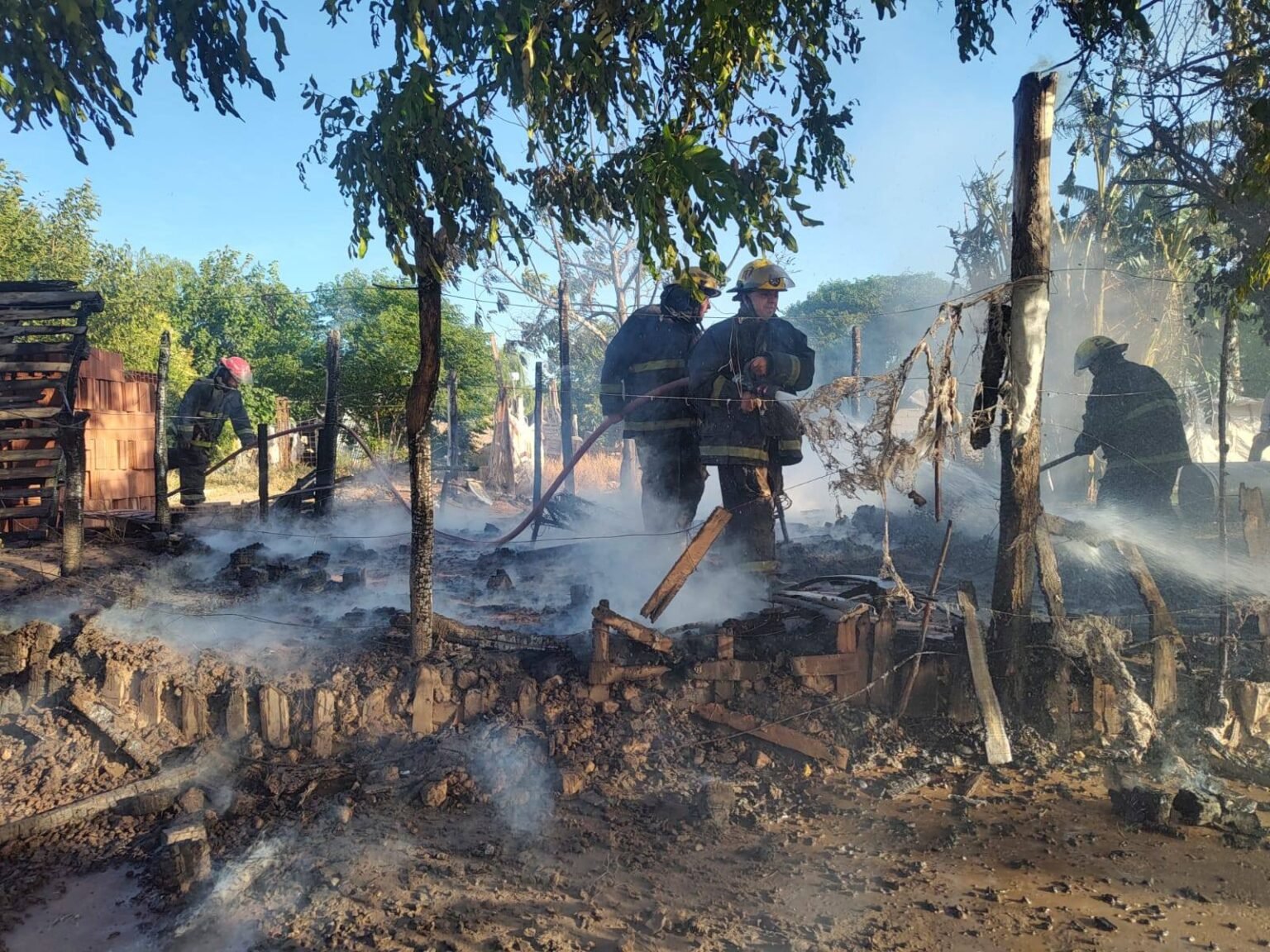 Pavoroso incendio en una vivienda precaria del barrio Francisco I 585589466 1468976901895509 5266117696955016161 n