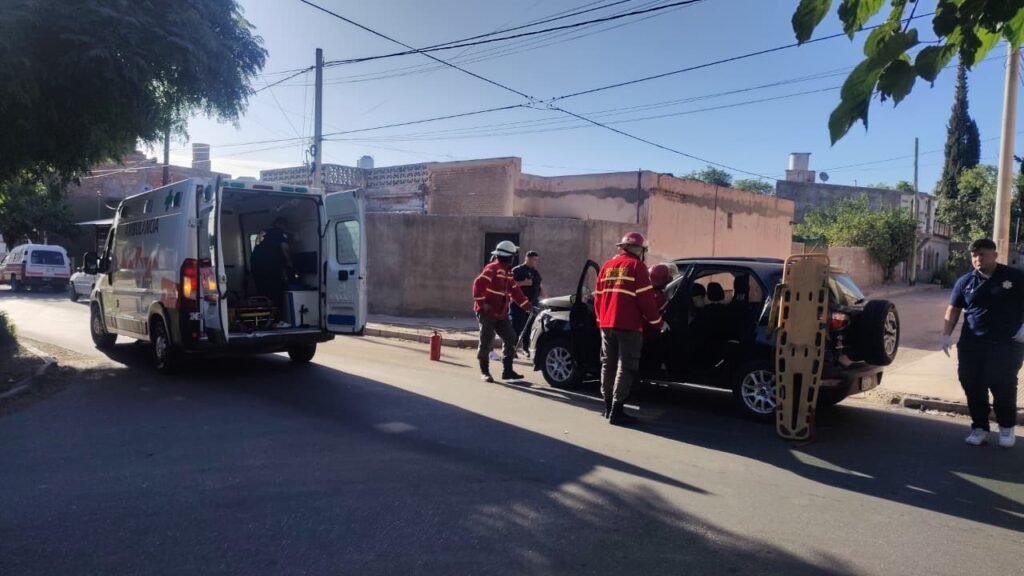 Rescataron a una mujer que quedó atrapada en su camioneta tras choque en cadena Chjoque lunes
