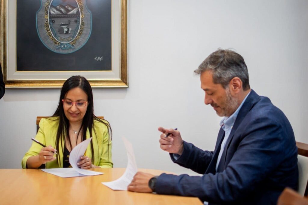 Ambiente y la UNLaR consolidan una alianza para fortalecer la gestión ambiental y sostenible WhatsApp Image 2025 11 09 at 8.24.33 PM