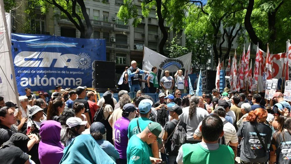 El Gobierno de Milei definirá el aumento del Salario Mínimo Vital y Móvil por decreto cta