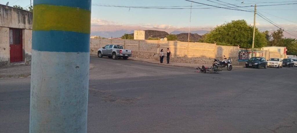 Colisión vehicular en Chilecito dejó a un motociclista hospitalizado con lesiones siniestro chilecito