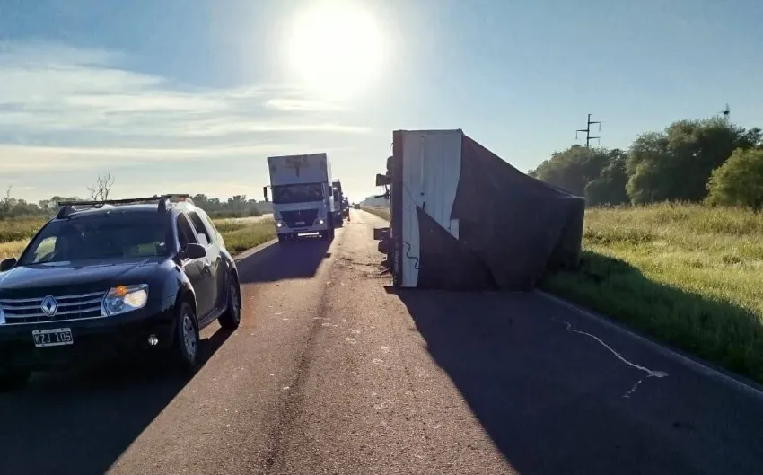 Volcó un camionero brasilero en Chaco que trasladaba bobinas de papel a La Rioja 185811w850h529c.jpg