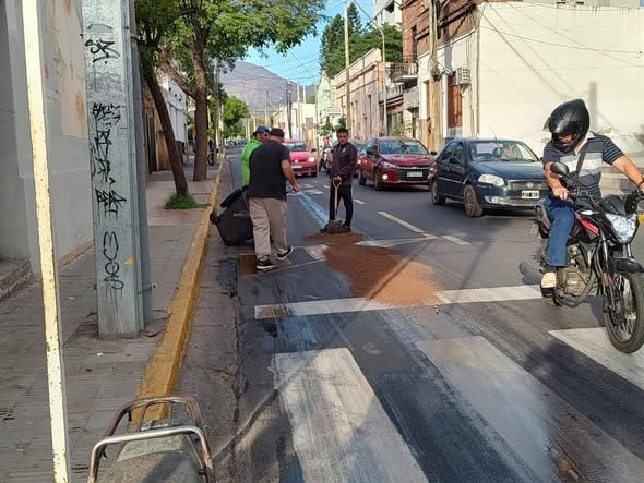 Motociclista cayó luego de pasar por una pérdida de aceite en el macrocentro 597813558 1488257989967400 7695314154139175634 n