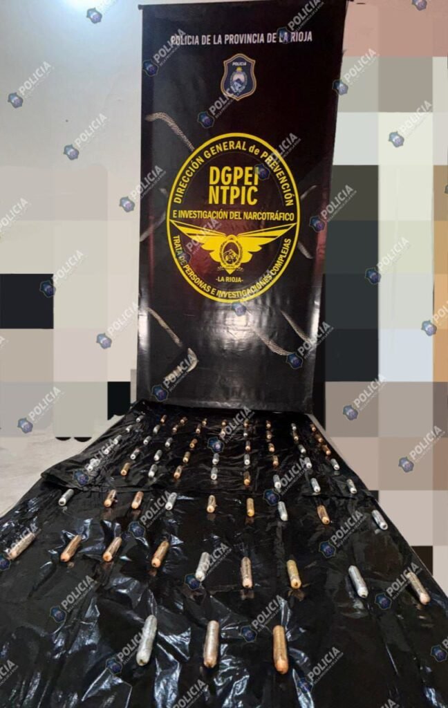 Extrajeron 36 cápsulas de cocaína de los cuerpos de los detenidos frente a la Terminal 601006348 122153398580821877 4097664209069891290 n