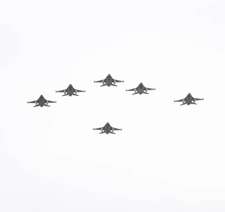 “Cada vez más gente tiene esperanza”: Luis Caputo sobre la llegada de los F-16 720 13