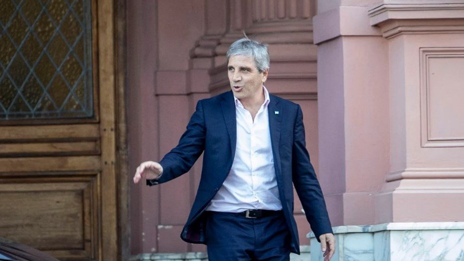 El Gobierno buscará renovar vencimientos por $9,4 billones caputo saliendo de la casa rosada