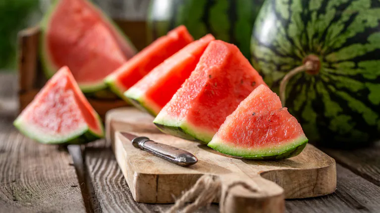 Los alimentos más hidratantes: cuáles ayudan a reponer líquidos sin darte cuenta la sandia una de las frutas mas hidratantes del verano argentino foto adobestock ZPPEMJH3LVG23OENDOZJ2EBJEY