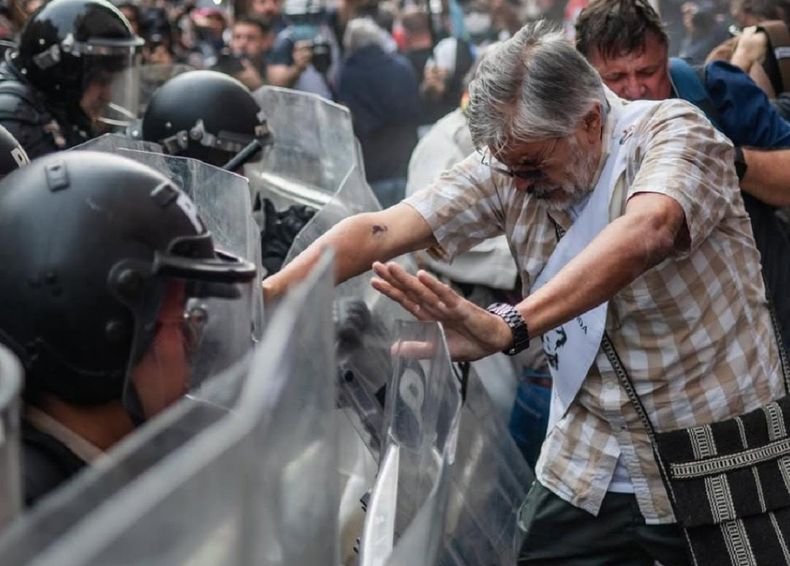 A dos años del Protocolo Antipiquetes, denuncian más de 2.500 heridos y advierten por la escalada represiva represion jubilados el congreso