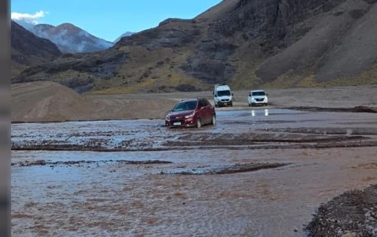 Una familia riojana quedó varada por la crecida del arroyo San Javier en San Juan 327734 1769263062
