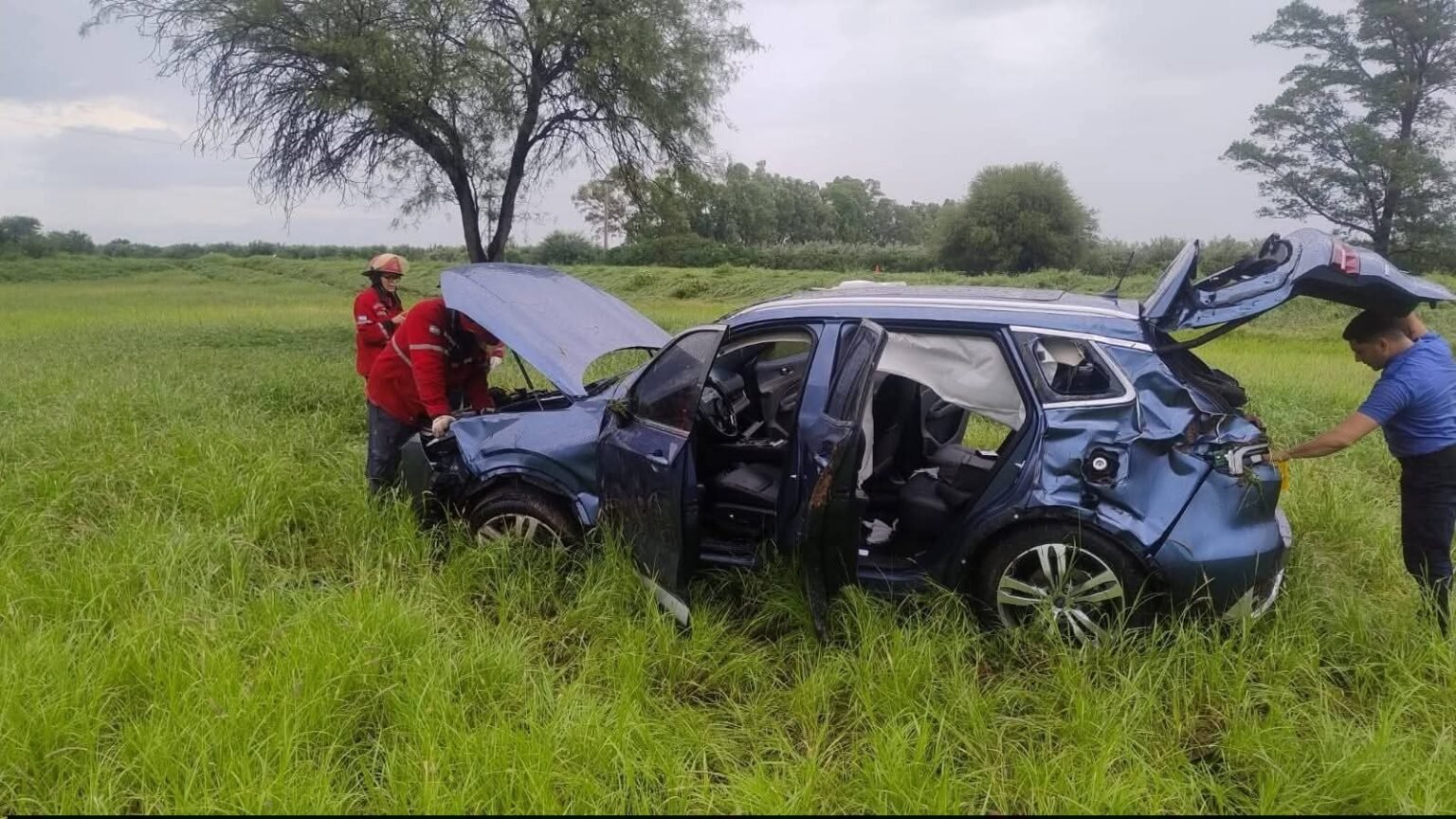 Siniestro vial en Ruta 38: dos ocupantes fueron rescatados tras impactante vuelco FB IMG 1769287394831