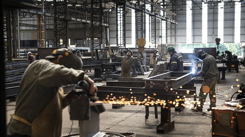 Crisis económica: según el INDEC, el 15% de las empresas planea reducir su personal en el próximo trimestre industria