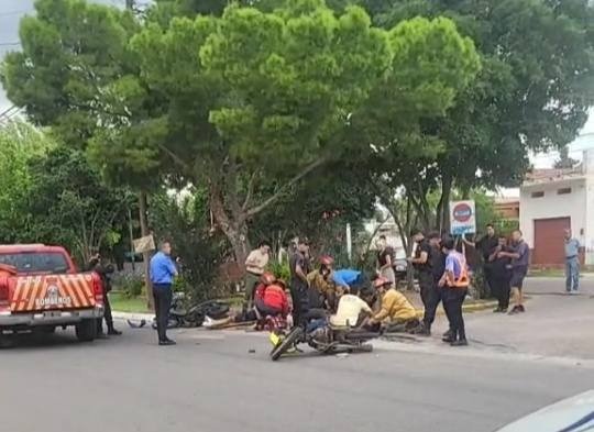 Violento choque entre dos motos dejó tres jóvenes heridos de gravedad IMG 20260219 WA0272
