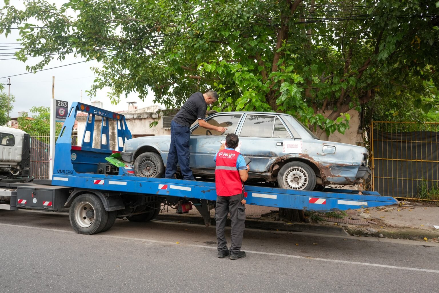 El Municipio de Capital remueve autos abandonados en el centro de la ciudad IMG 20260221 WA0001