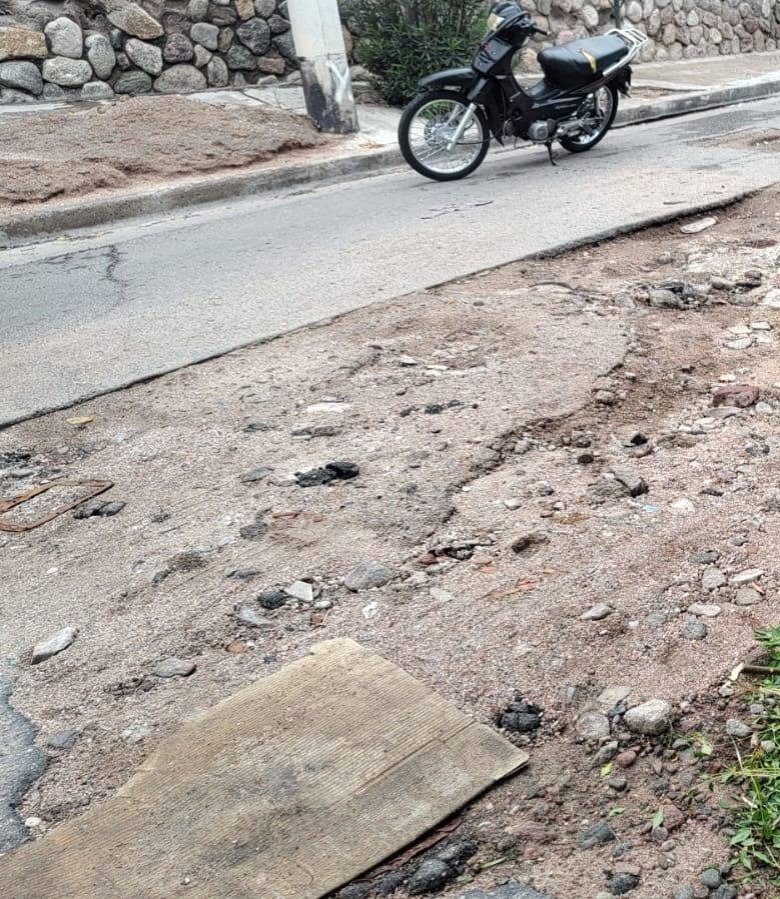 Motociclista sufrió una fractura tras accidentarse por el mal estado de las calles WhatsApp Image 2026 02 20 at 10.04.41 AM