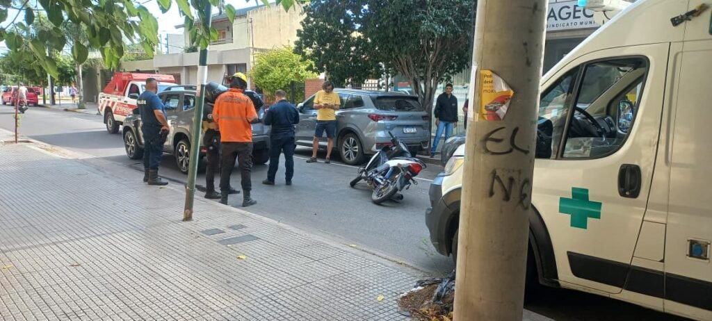 Colisión en el centro: un joven motociclista fue trasladado al hospital tras chocar con un auto WhatsApp Image 2026 02 27 at 10.24.35 AM