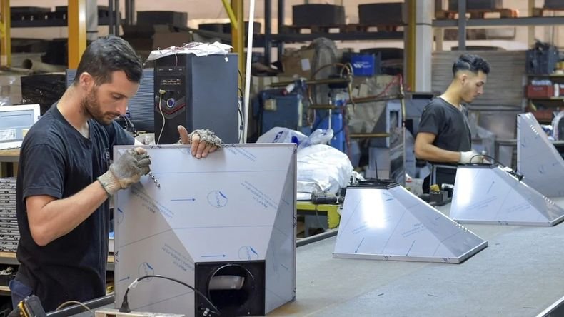 El Gobierno ratificó que la reforma laboral no elimina las indemnizaciones y afirmó que «las vacaciones quedan iguales» la industria metalurgica registro una caida interanual del 173