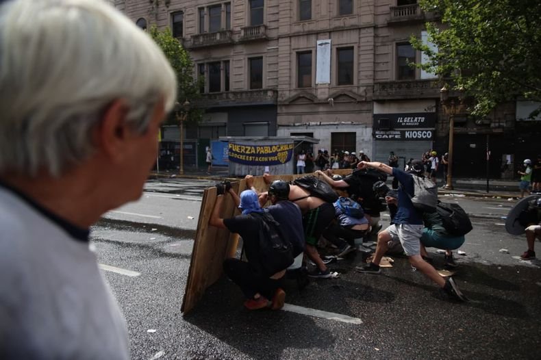 El Gobierno anunció la detención del manifestante que habría arrojado una molotov en la marcha contra la reforma laboral manifestantes contra la reforma laboral el congreso ph camila alonso suarez