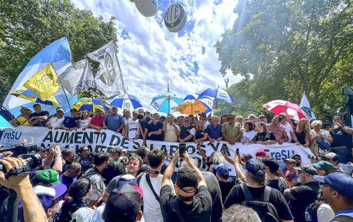 Paro general: el Gobierno de Milei les descontará el día a los estatales que se adhieran a la medida milei 1