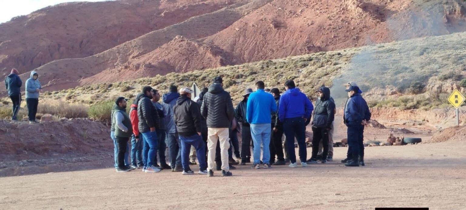 Tensión en Villa Castelli: el intendente Luis Orquera encabeza un corte total contra la minera Vicuña 656057536 26829056960010996 7763452861702266195 n