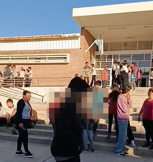 Chilecito: padres toman la Escuela N° 16 en reclamo por la falta de docentes WhatsApp Image 2026 03 20 at 10.11.52 AM 1