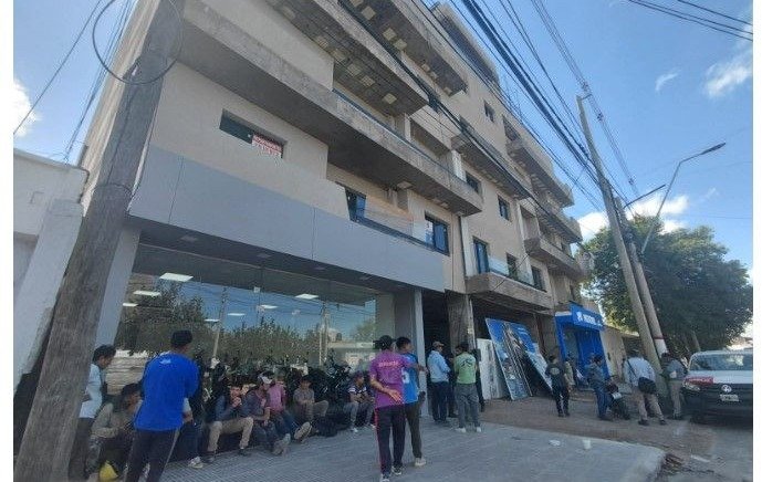 Un obrero lucha por su vida tras caer de un quinto piso en la avenida Facundo Quiroga edificio